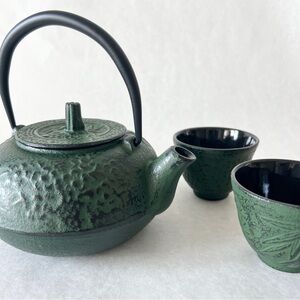 Elegant Cast Iron Teapot & Cup Set – Bamboo Relief Design
